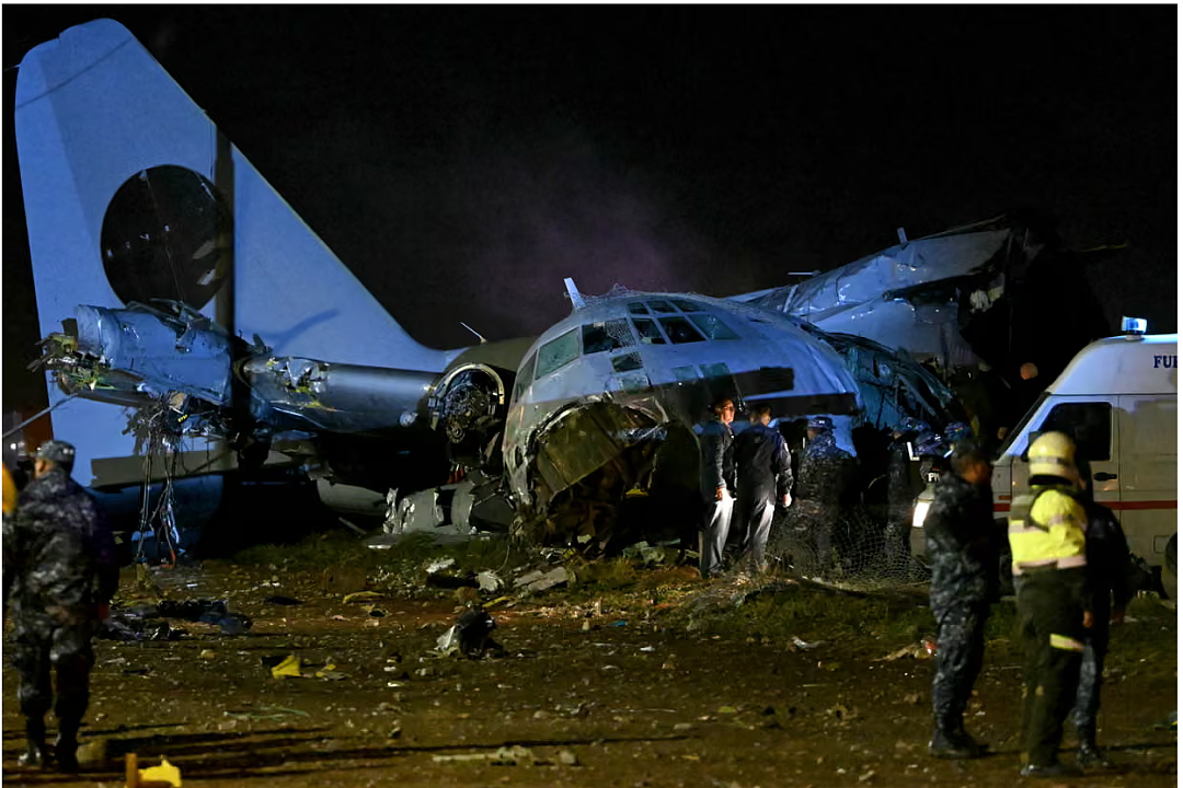 突发！这国空难！15人死亡！满地现金，上百人现场哄抢……（组图） - 15