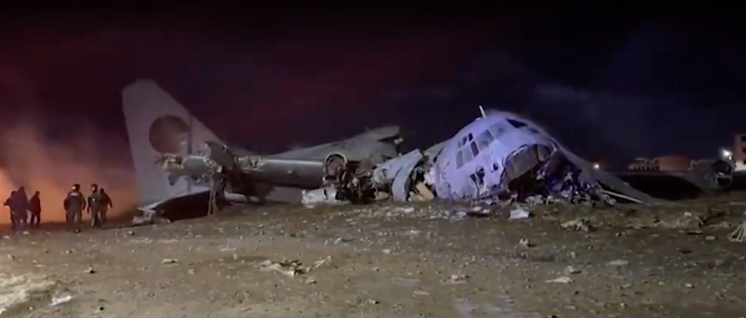 突发！这国空难！15人死亡！满地现金，上百人现场哄抢……（组图） - 4