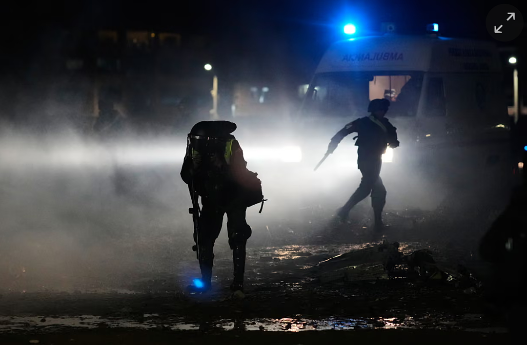 突发！这国空难！15人死亡！满地现金，上百人现场哄抢……（组图） - 10