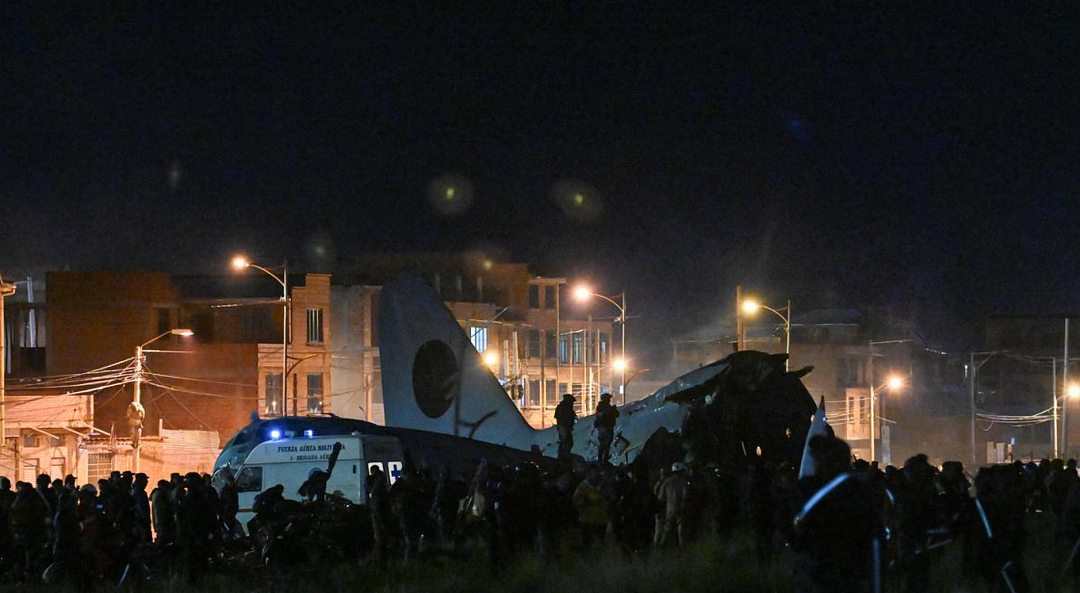 突发！这国空难！15人死亡！满地现金，上百人现场哄抢……（组图） - 1