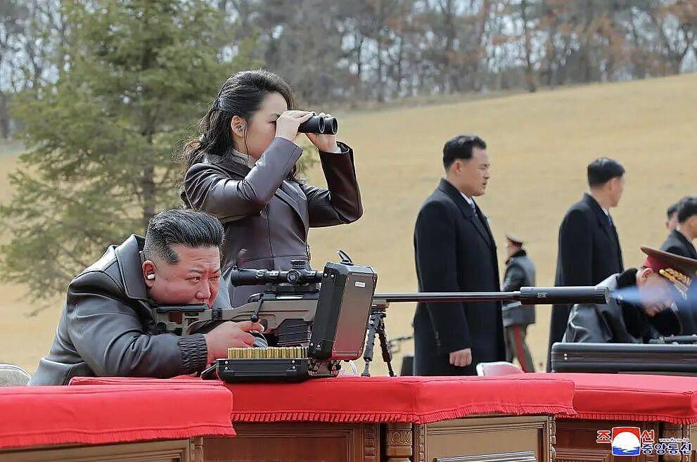 金正恩向主要领导干部赠送新一代狙击步枪(组图) - 3