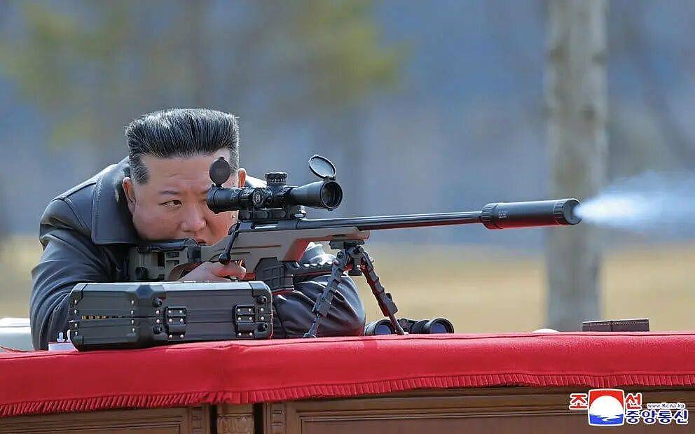 金正恩向主要领导干部赠送新一代狙击步枪(组图) - 4