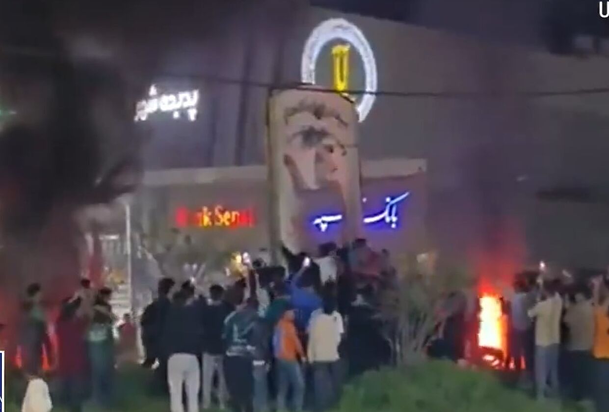 哈梅内伊身亡!伊朗人“欢呼起舞”画面曝光,放火烧雕像、推倒纪念碑(组图) - 1