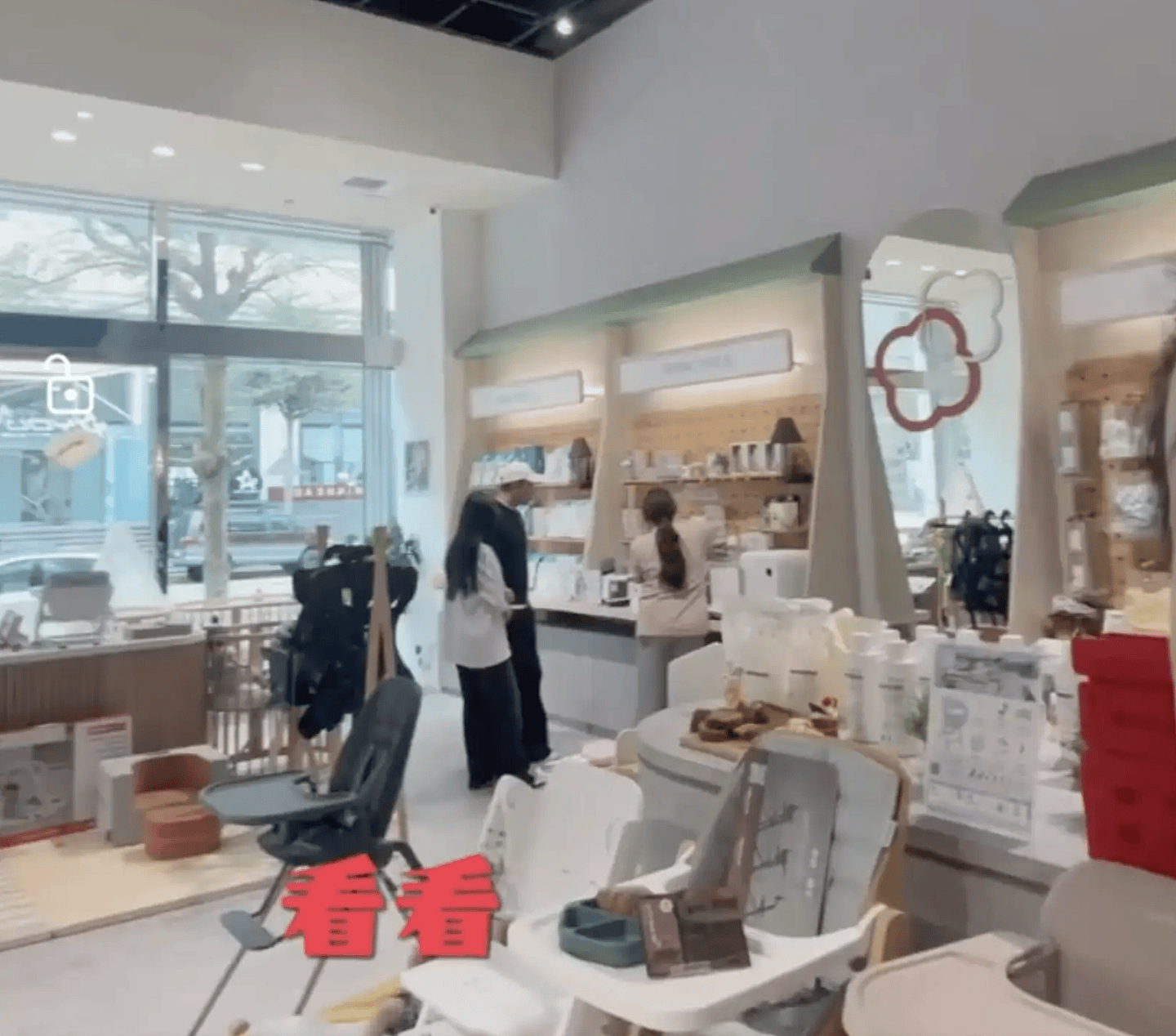 大S女儿现身母婴店给新生弟弟挑礼物,眼神温柔认真倾听店员讲解(组图) - 1