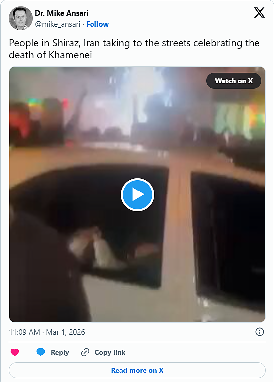 哈梅内伊身亡!伊朗人“欢呼起舞”画面曝光,放火烧雕像、推倒纪念碑(组图) - 3