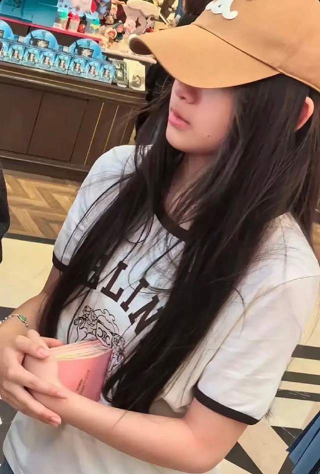 大S11岁女儿露面，给马筱梅儿子买礼物，和继母相处好汪小菲安心（组图） - 2