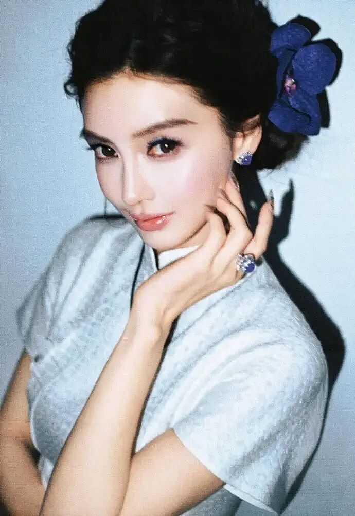 【美女】Angelababy靓丽写真露出事业线!风情万种性感撩人(组图) - 1