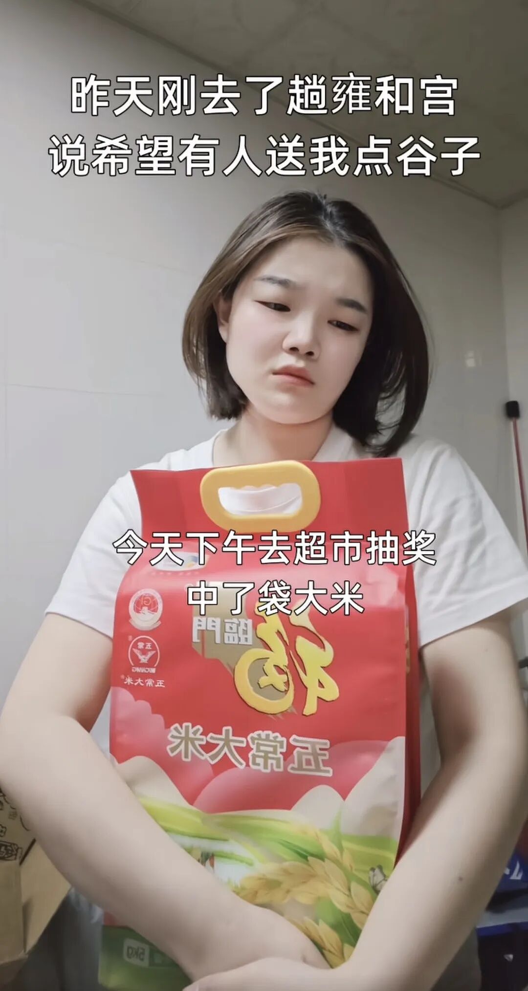 【爆笑】长成这样的酒店大床房能住人吗？网友：刚想说挺正常，但看到配色后我只觉得房间脏脏的...（组图） - 37