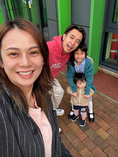 移英女星浴后毛巾滑落几乎全裸!女儿难识朋友爆移民幸酸(组图) - 2