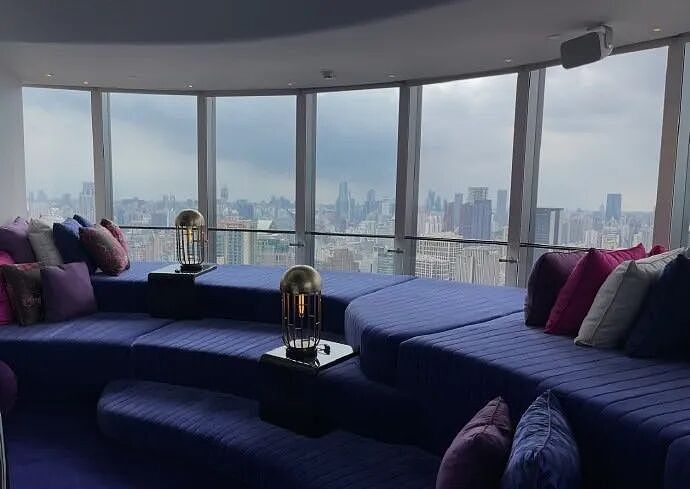 【爆笑】长成这样的酒店大床房能住人吗？网友：刚想说挺正常，但看到配色后我只觉得房间脏脏的...（组图） - 4