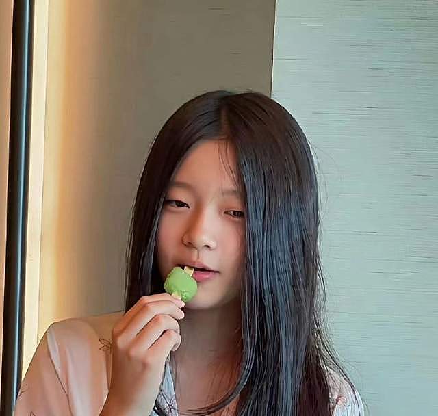 大S11岁女儿露面，给马筱梅儿子买礼物，和继母相处好汪小菲安心（组图） - 1