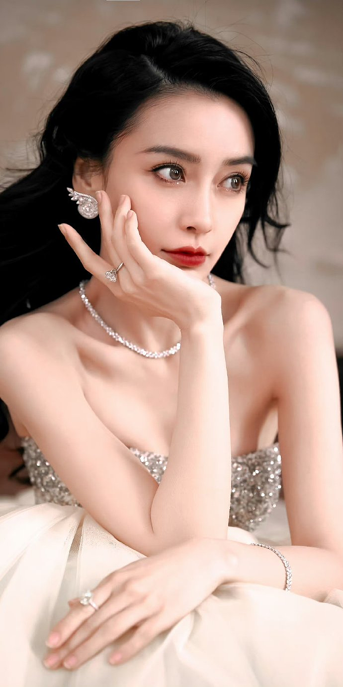 【美女】Angelababy靓丽写真露出事业线!风情万种性感撩人(组图) - 3