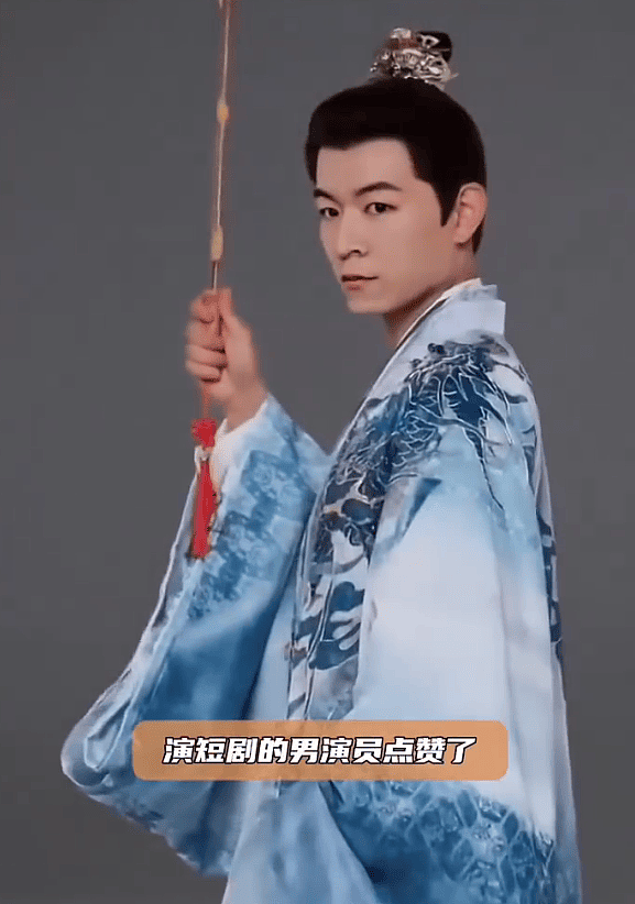 45岁男演员和75岁刘晓庆拍吻戏,男配却疑似内涵其“受工伤”,真相竟然是这样!(组图) - 3