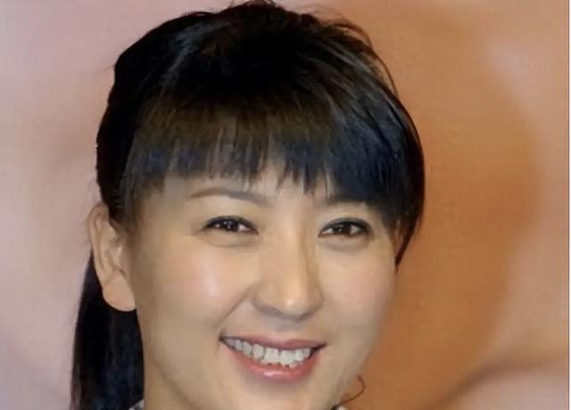 闫学晶哭穷风波后现身机场,像是“跑路”的样子,手插兜一脸不屑(组图) - 5