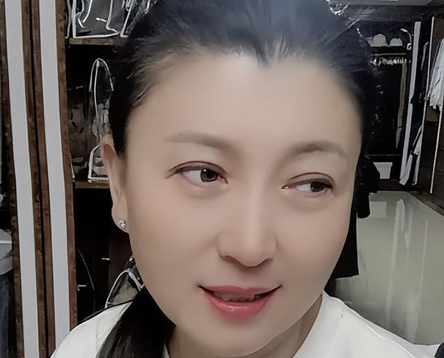 闫学晶哭穷风波后现身机场,像是“跑路”的样子,手插兜一脸不屑(组图) - 1
