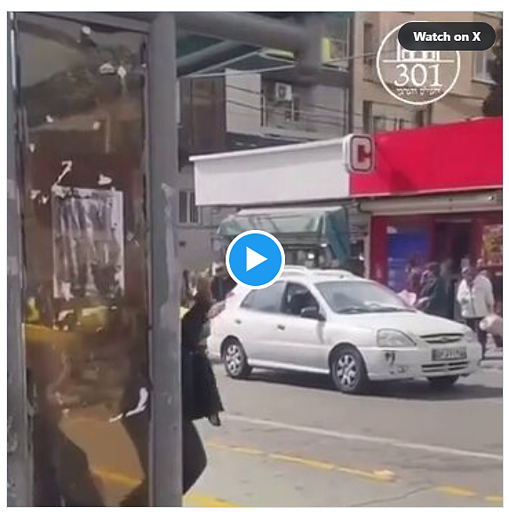 哈梅内伊身亡!伊朗人“欢呼起舞”画面曝光,放火烧雕像、推倒纪念碑(组图) - 5