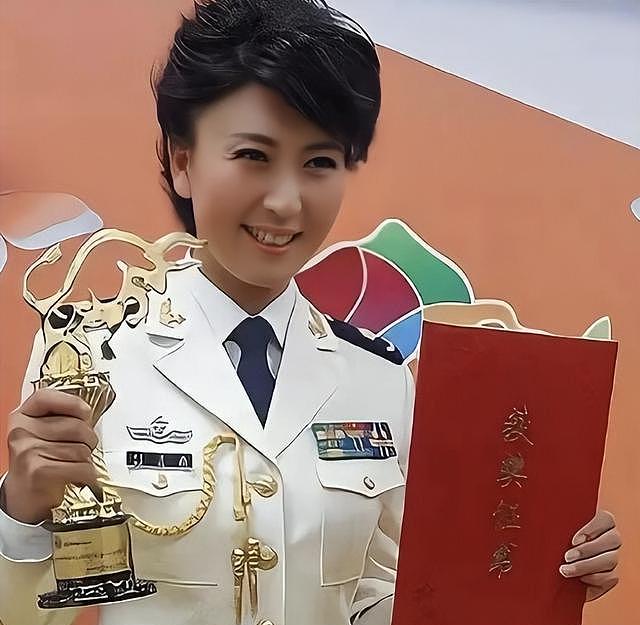 闫学晶哭穷风波后现身机场,像是“跑路”的样子,手插兜一脸不屑(组图) - 3