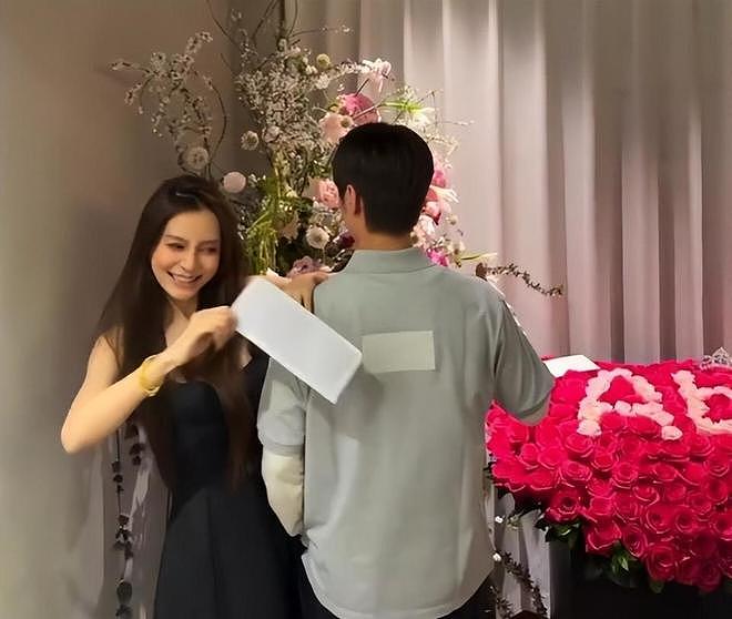 baby37岁生日合影照曝光，仅一位圈内密友到场，众多网红抢风头（组图） - 9