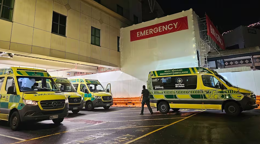奥克兰3辆救护车被恶意扎胎，飞来酒瓶砸车顶；奥克兰父子高速路上惊险一幕；新西兰油价及生活成本要受冲击，全球局势都紧张（组图） - 2