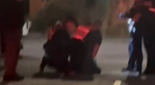 墨东南闹市区汽车撞上人行道，2名行人“死里逃生”（组图） - 10