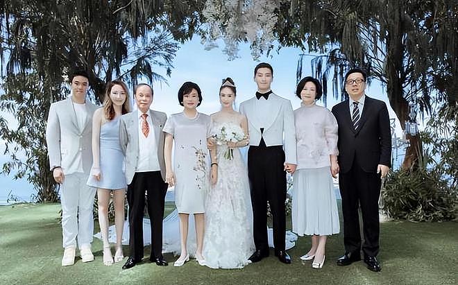 何超莲为母亲庆祝73岁生日，窦骁缺席，但娘家人来了不少（组图） - 13