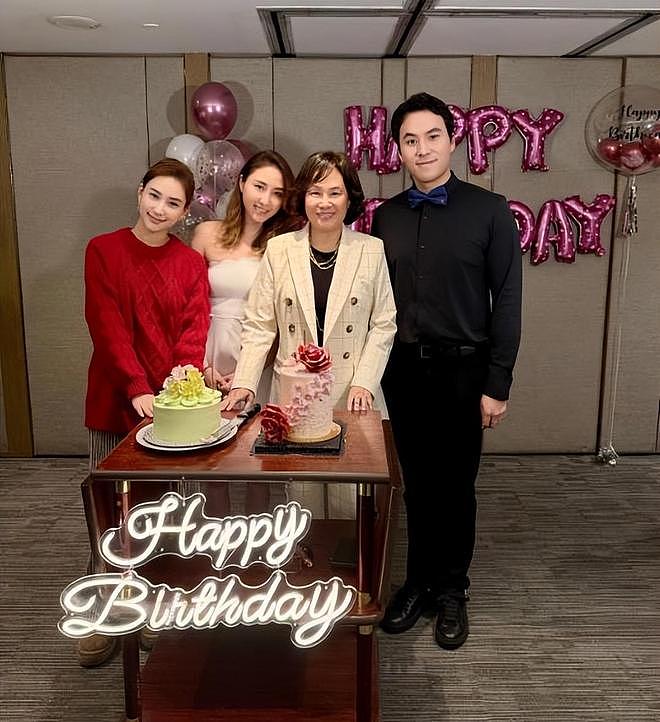 何超莲为母亲庆祝73岁生日，窦骁缺席，但娘家人来了不少（组图） - 3