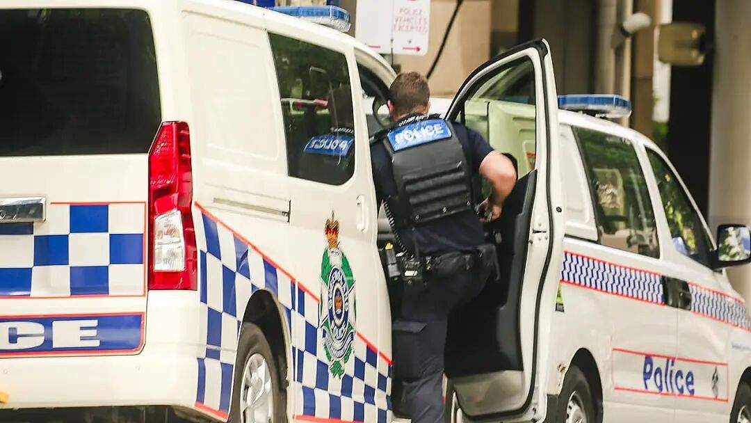 90分钟连环犯罪！布里斯班CBD等地发生多起撞车抢劫案，2人灌木丛被捕（组图） - 1