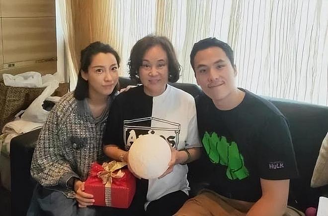 何超莲为母亲庆祝73岁生日，窦骁缺席，但娘家人来了不少（组图） - 6