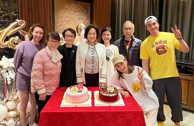 何超莲为母亲庆祝73岁生日，窦骁缺席，但娘家人来了不少（组图） - 1