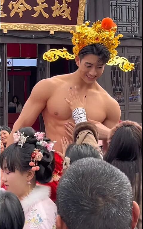 【帅哥】25岁成都修车小哥火了，身高186腹肌8块没人看，戴上这帽子直接出圈，女粉们疯狂揩油（组图） - 8