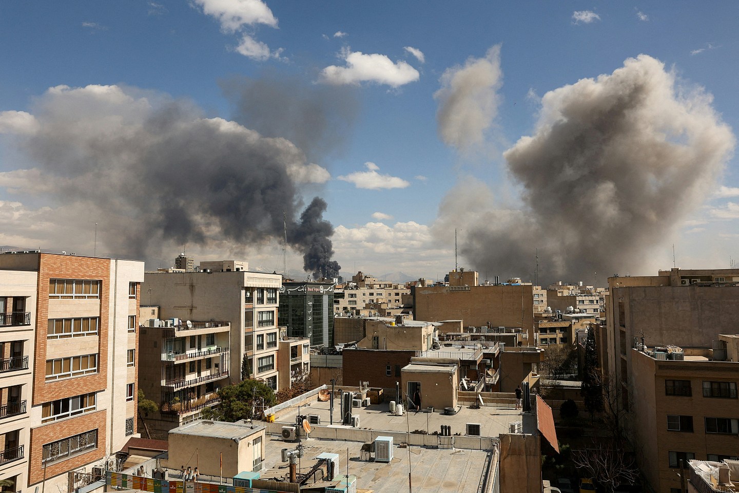 在伊中国人坐使馆巴士历10小时撤离!边境中国工厂有人留守岗位(组图) - 3