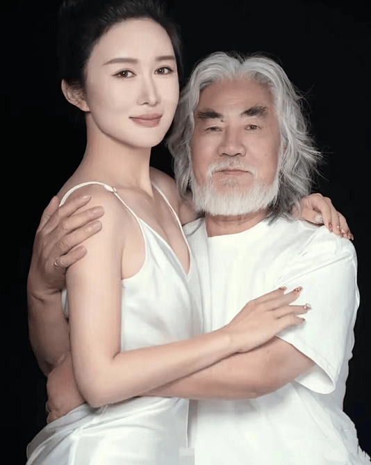张纪中陪娇妻出游力不从心，杜星霖离老公2米远（组图） - 1