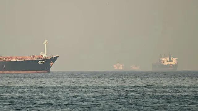 霍尔木兹海峡附近船只遇袭，油价飙升（组图） - 1