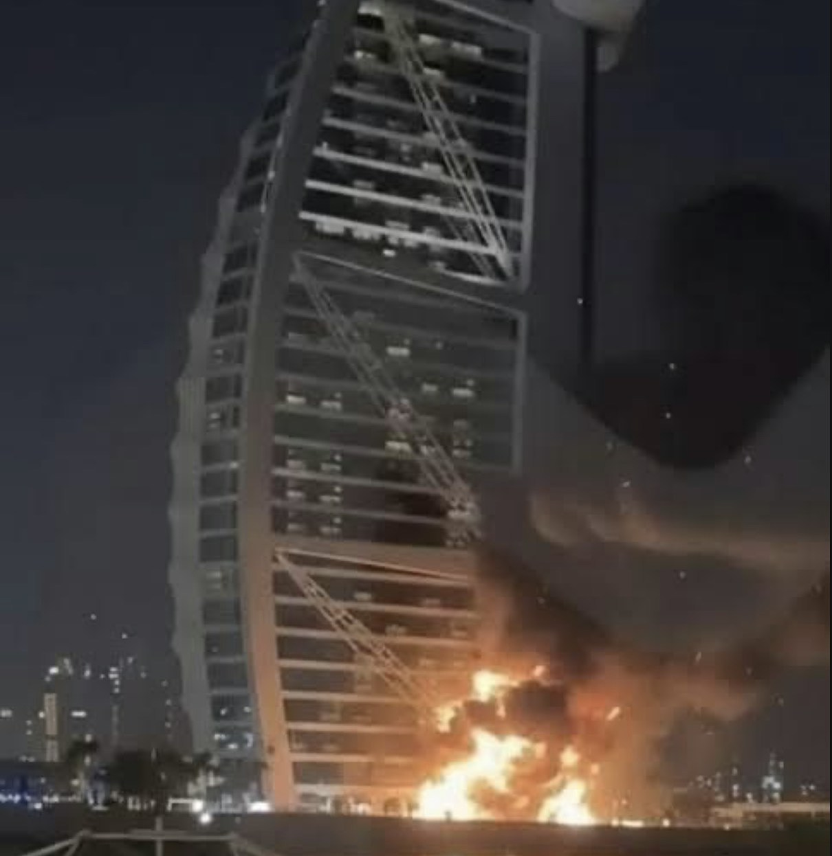 住迪拜帆船酒店亲遇导弹碎片袭击!中国母女砸36万抢12张回国机票(组图) - 4