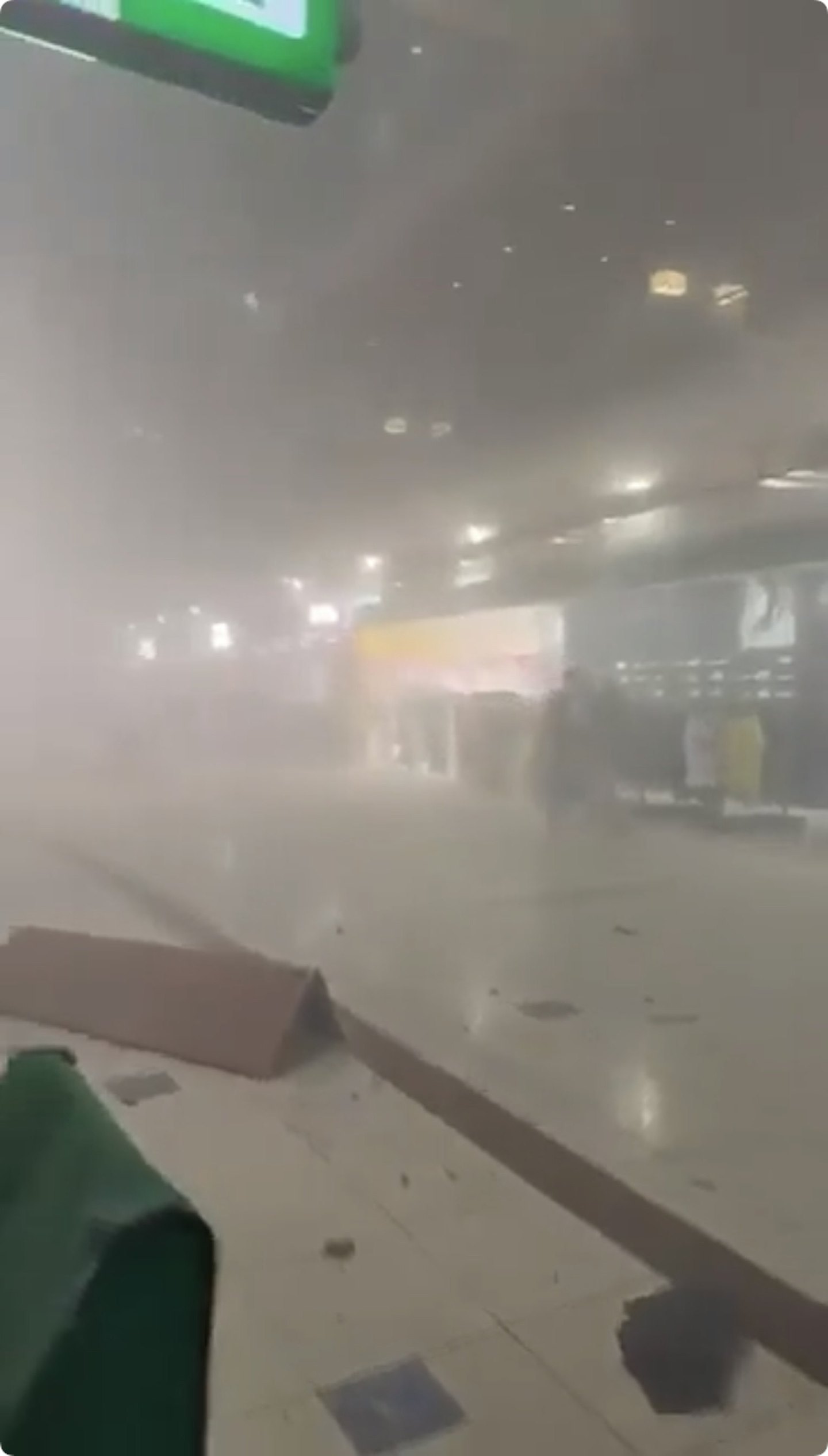 杜拜受袭！华女戴头盔颈枕打地铺，坦言：“炮弹打到家门口来了，我怕死...”（组图） - 13