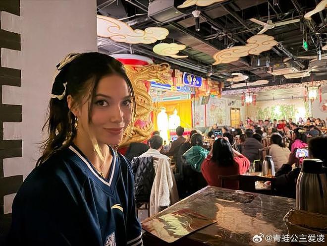 谷爱凌更新社媒晒近况，看德云社吃地地道道北京美食（组图） - 1