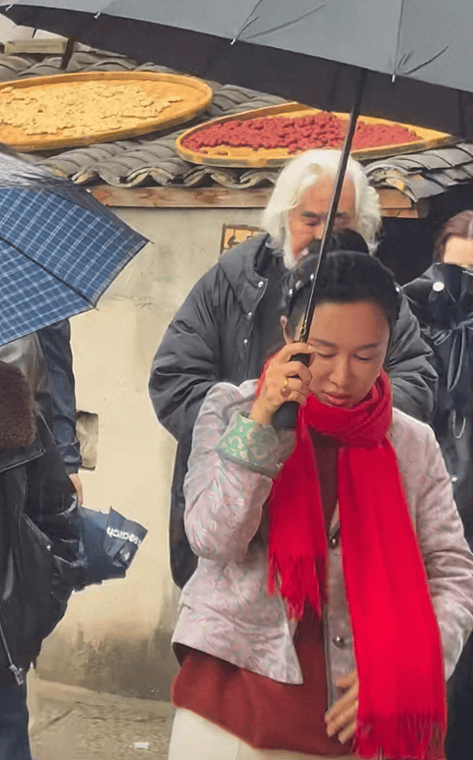 张纪中陪娇妻出游力不从心，杜星霖离老公2米远（组图） - 2