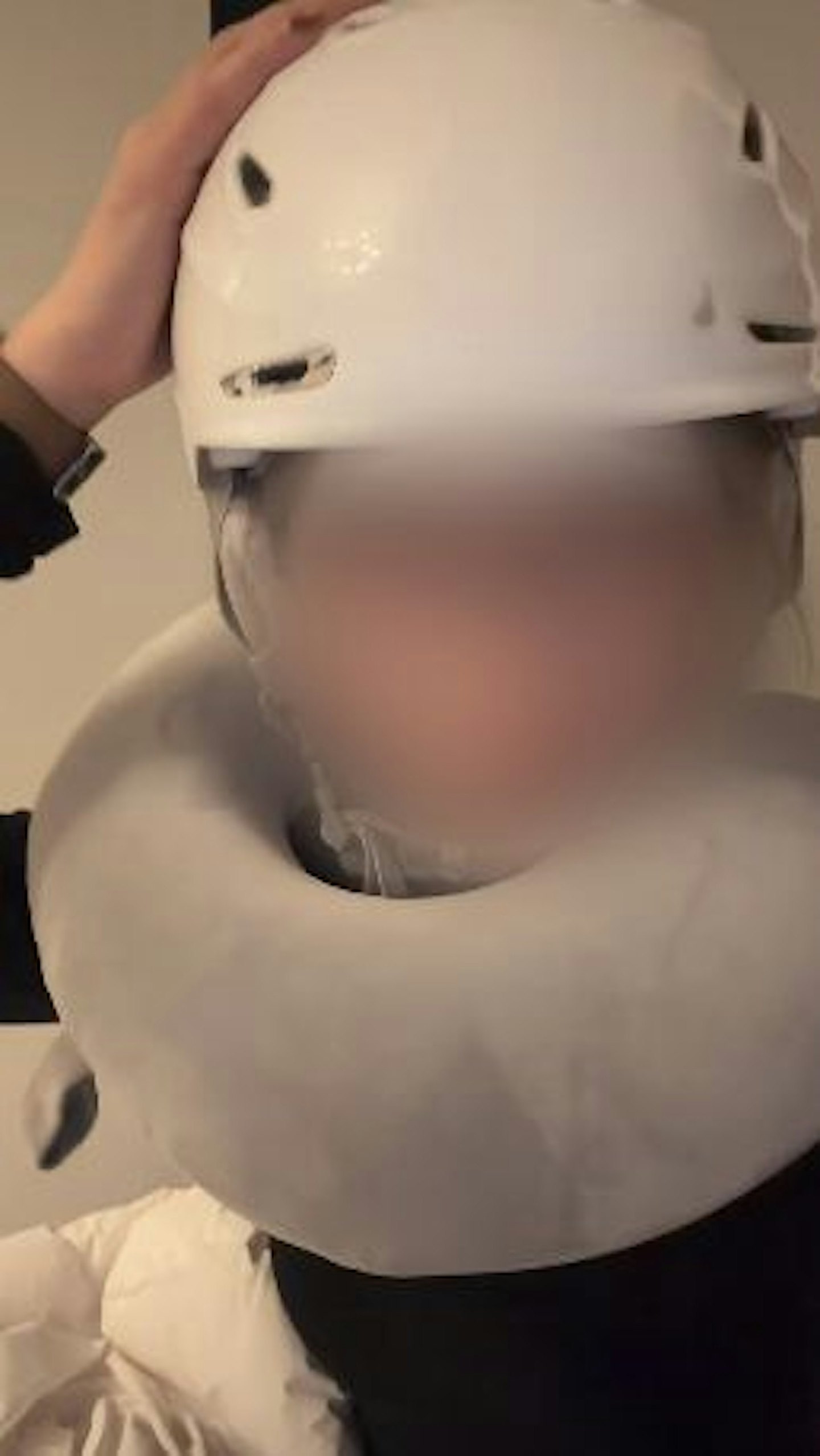 杜拜受袭！华女戴头盔颈枕打地铺，坦言：“炮弹打到家门口来了，我怕死...”（组图） - 2