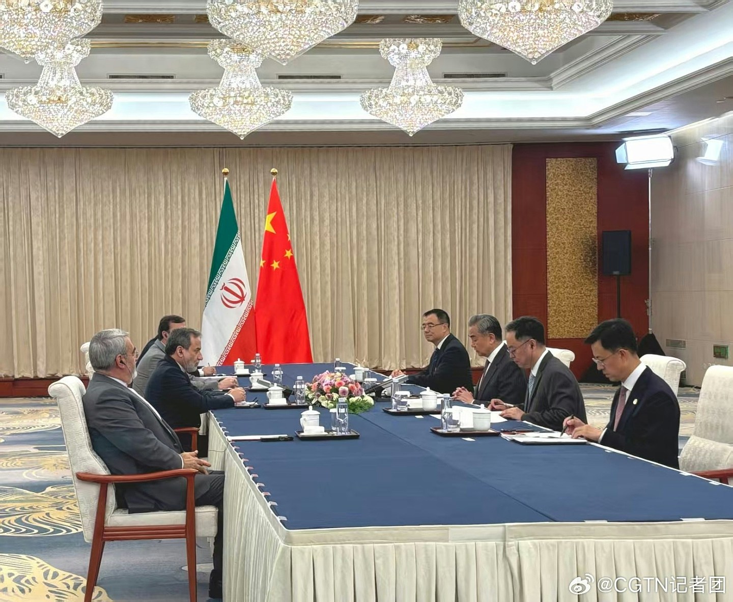 王毅与阿拉格齐通话:支持伊朗捍卫主权 愿继续推动避免局势升级(组图) - 2