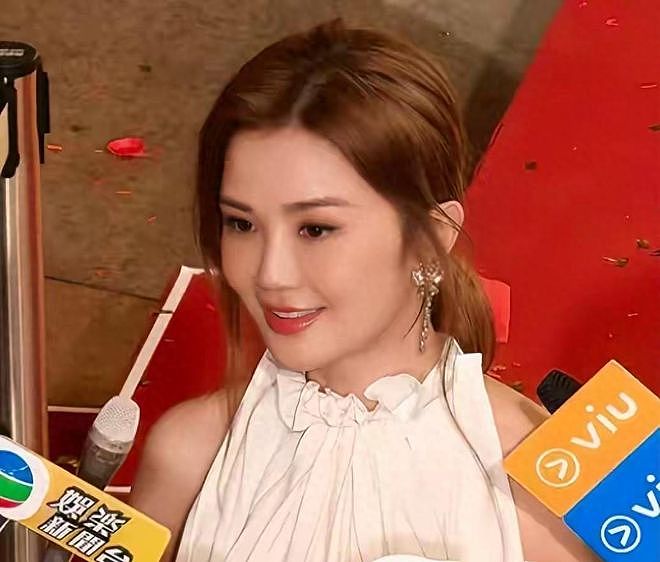香港偶遇阿Sa,生图脸肿下巴凸一脸苦相,谈男友嘟嘴卖萌满脸幸福(组图) - 1