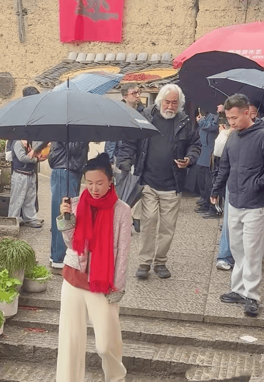 张纪中陪娇妻出游力不从心，杜星霖离老公2米远（组图） - 5