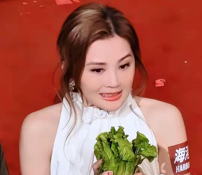 香港偶遇阿Sa,生图脸肿下巴凸一脸苦相,谈男友嘟嘴卖萌满脸幸福(组图) - 5