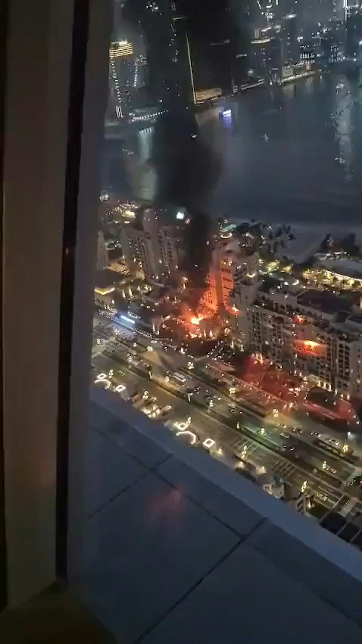 杜拜受袭！华女戴头盔颈枕打地铺，坦言：“炮弹打到家门口来了，我怕死...”（组图） - 6