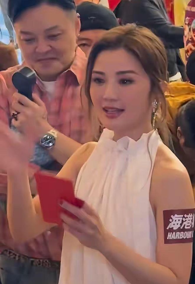 香港偶遇阿Sa,生图脸肿下巴凸一脸苦相,谈男友嘟嘴卖萌满脸幸福(组图) - 4