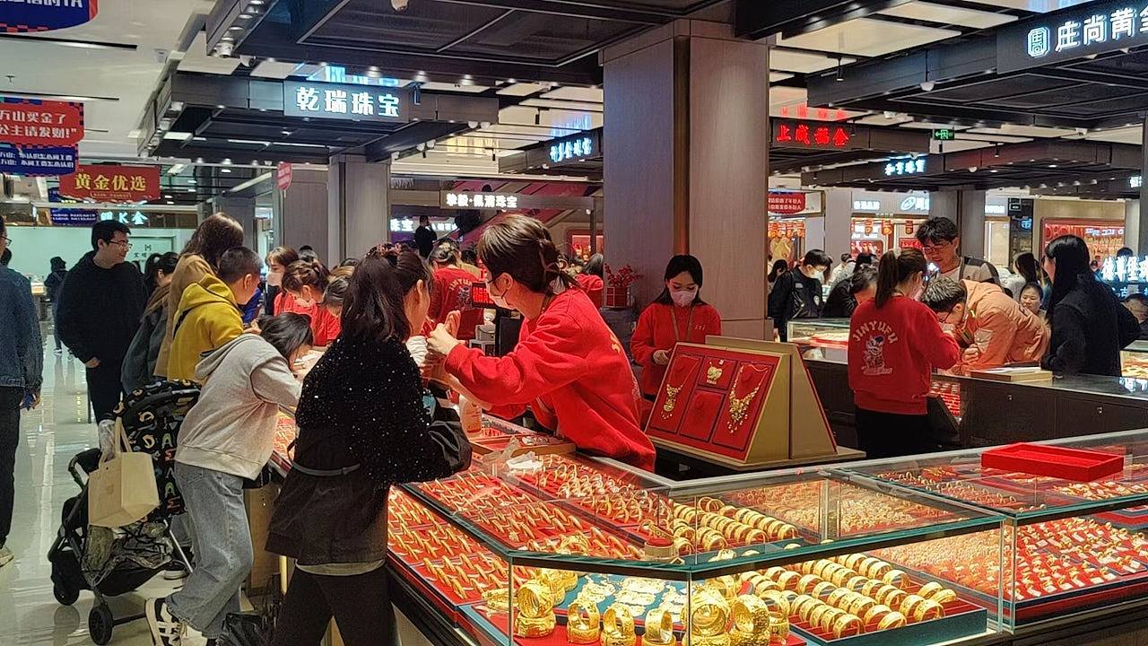 中东开战金价暴涨！水贝单日每克涨百元，金舖忧货源不足暂停营业（组图） - 1
