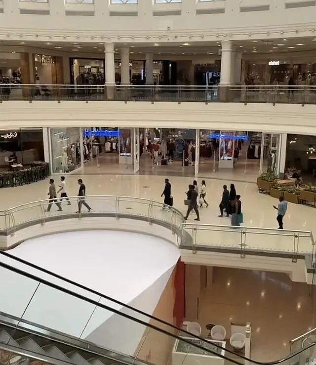 迪丽热巴滞留迪拜！中东战火波及中国游客：有人花几十万抢机票、连夜包车逃离（组图） - 3