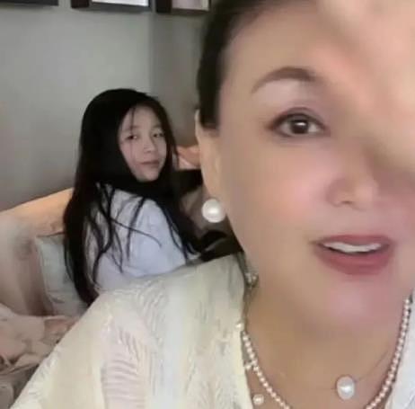 大S女儿给奶奶送元宵节对联，写“马到成功”4个字，她特别懂事（组图） - 2