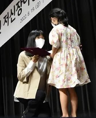韩顶级财阀狗血内斗!养子接班疑抢会长遗孀数十亿遗产,妻女3人怒撕:他伙同生父骗我们!(组图) - 24