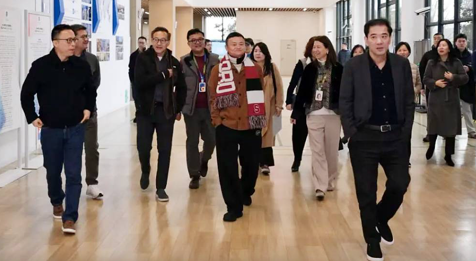 马云现身杭州云谷学校！阿里和蚂蚁核心管理层罕见聚齐交流AI（组图） - 1