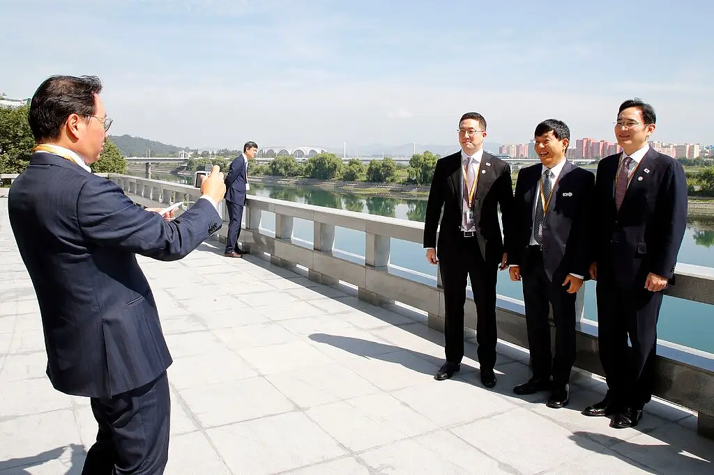韩顶级财阀狗血内斗!养子接班疑抢会长遗孀数十亿遗产,妻女3人怒撕:他伙同生父骗我们!(组图) - 2